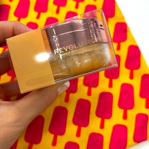 Brand New Revolution Loose Setting Powder, Cut Crease Canvas & LA Girl Concealer - Picture 7 of 15